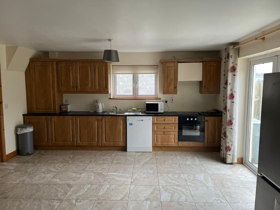 Modern 4 Bed House In Town Villa Tubbercurry Exterior photo
